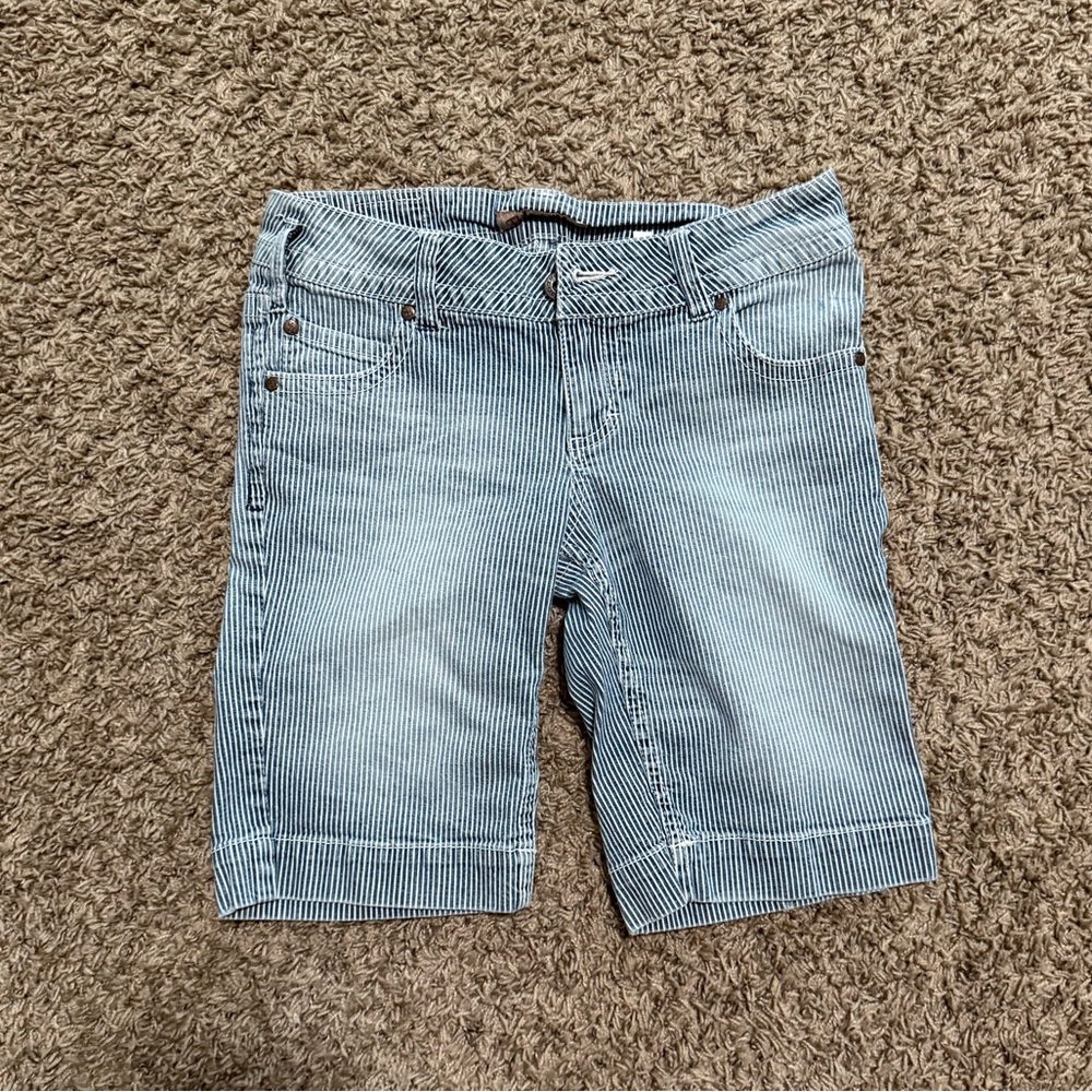 Vintage Paris Blues Women’s Pinstripe Bermuda Light Wash Jean Shorts Size 7